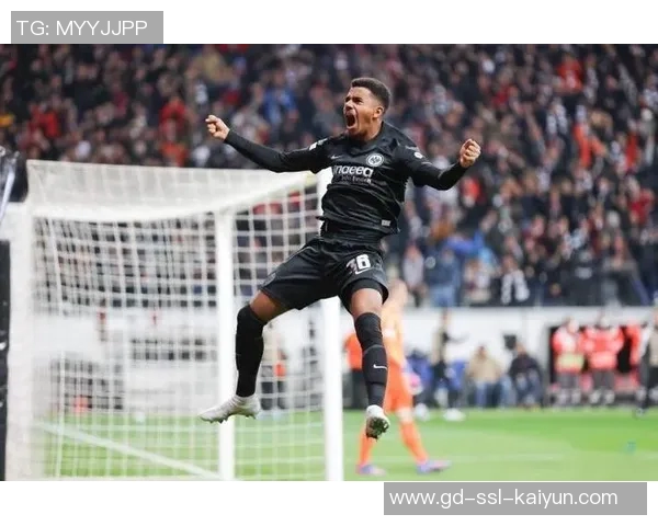 每体:法兰克福球迷有1000人无门票想混进场,被安保当时驱离 每体:法兰克福球迷有1000人无门票想混进场,被安保当时驱离