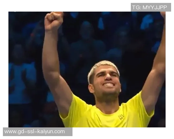 阿尔卡拉斯锁定年终第一，领奖杯实至名归